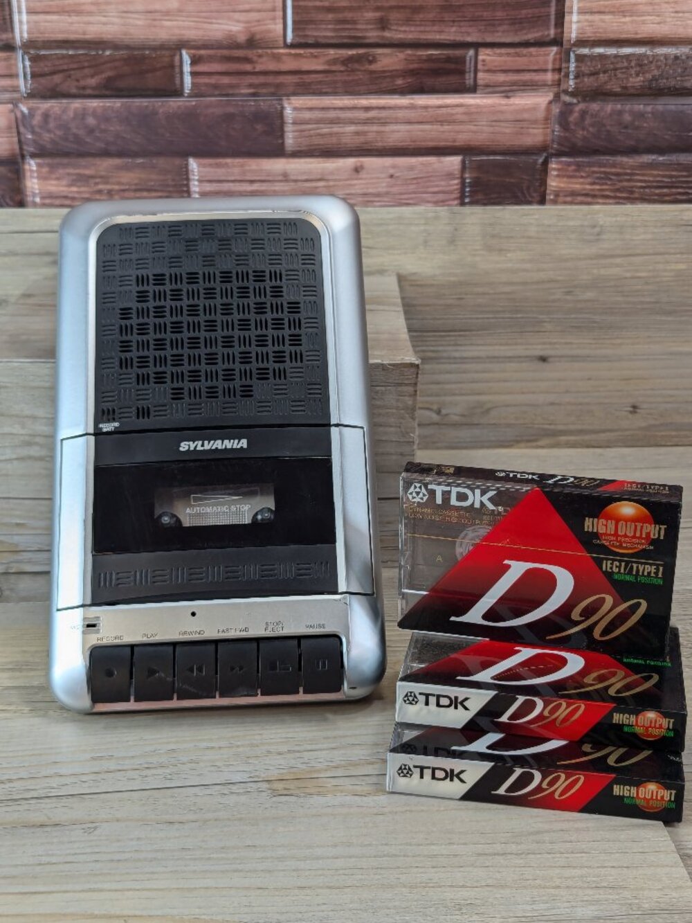 Sylvania Cassette Player & Recorder AC/DC Model SRC124 W/Blank Cassettes Working
